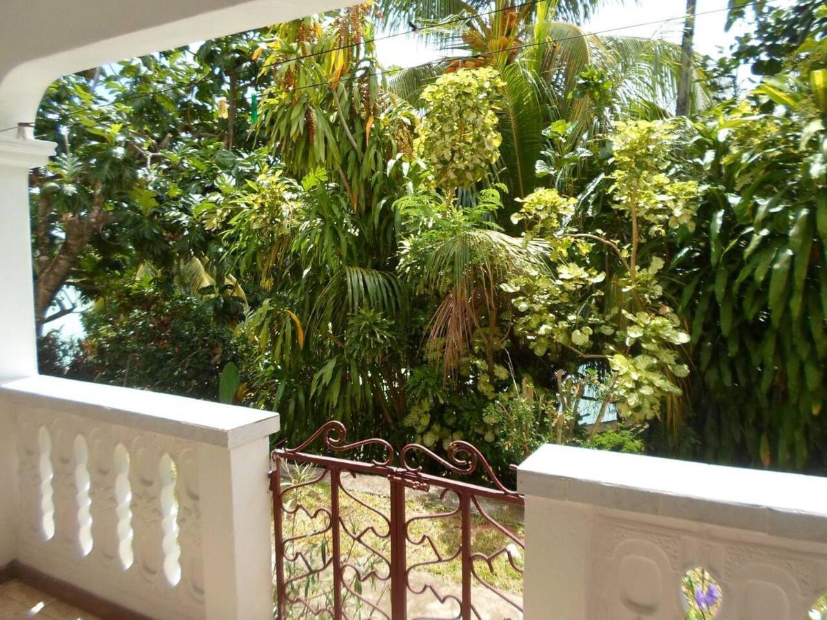 Gigi'S Self Catering Apartment Port Glaud Exterior photo